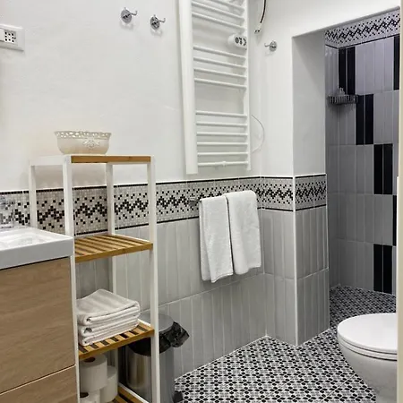 8+8 Con Garage Livorno